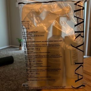 Mary Kay Satin Hands Set